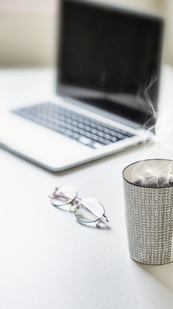 Das Foto dient allein dekorativen Zwecken und zeigt den Arbeitsplatz eines Lektors für Wirtschaftstexte